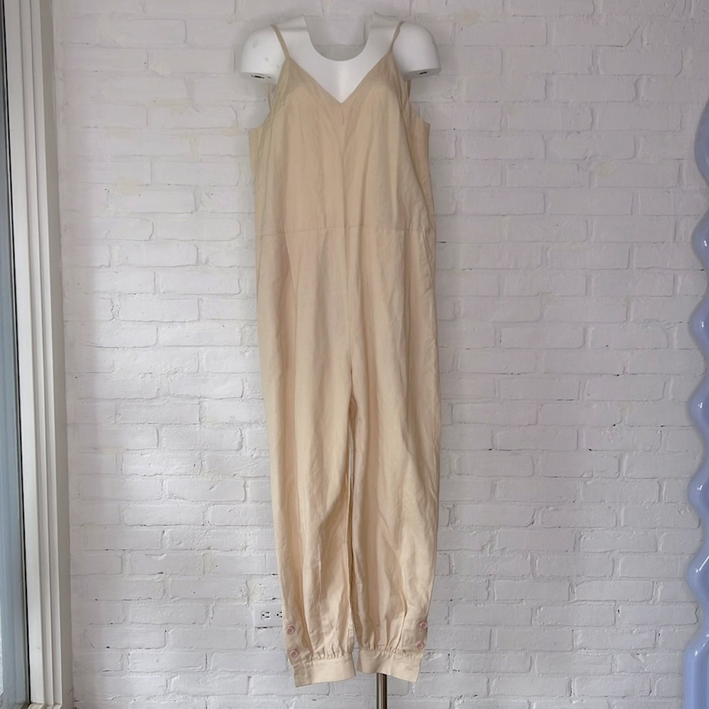 I am selling a Madeleine Simon Studio sample.